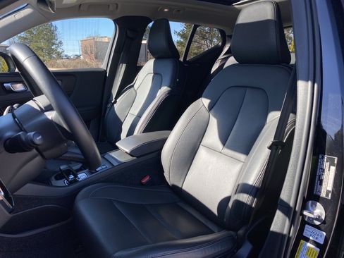 Used 2025 Volvo XC40 B5 Core image 7