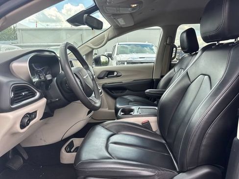 Used 2023 Chrysler Pacifica Touring-L FWD image 14