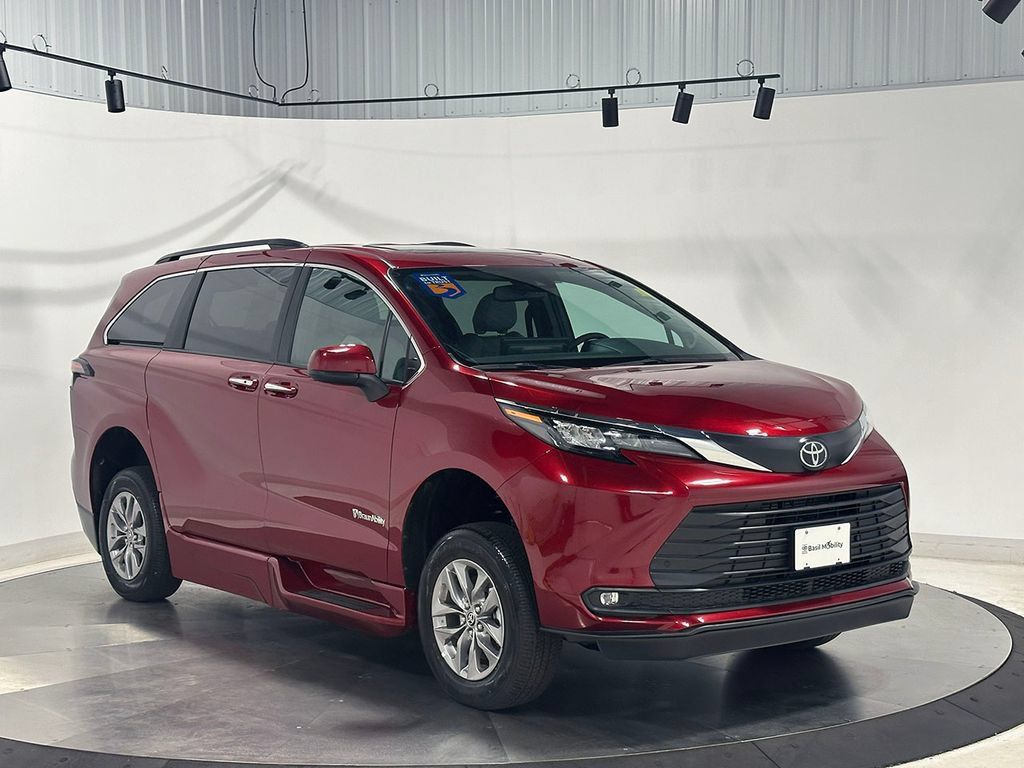 Used 2026 Toyota Sienna XLE FWD image 3