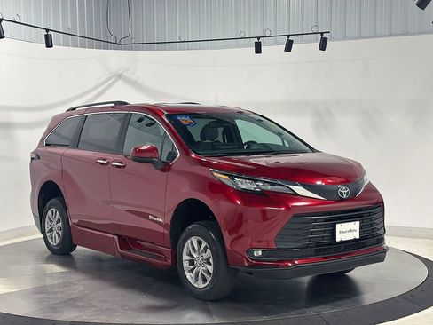 Used 2026 Toyota Sienna XLE FWD image 3