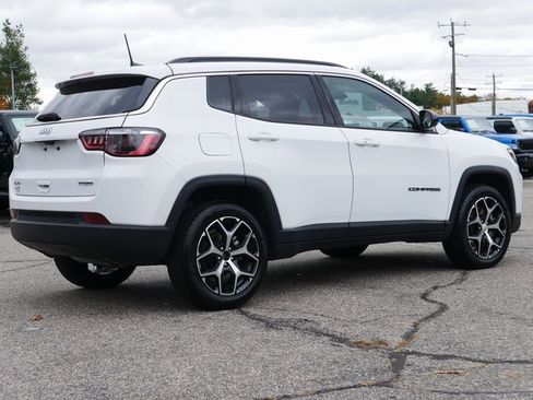 Used 2024 Jeep Compass Latitude image 6