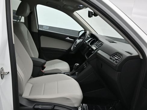 Used 2021 Volkswagen Tiguan SE w/ Panoramic Sunroof Package AWD/4WD image 11