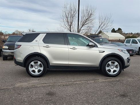 Used 2017 Land Rover Discovery Sport SE image 4