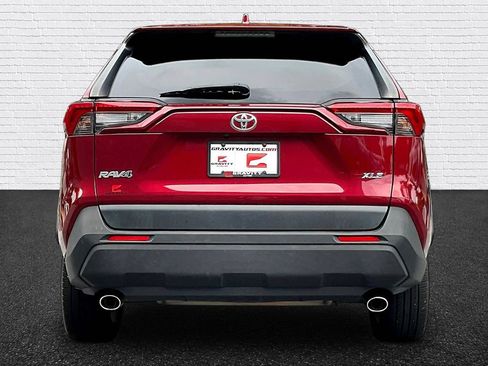 Used 2020 Toyota RAV4 XLE Premium FWD image 5