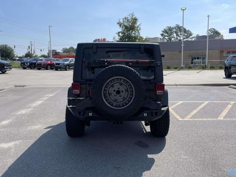 Used 2016 Jeep Wrangler Unlimited Rubicon AWD/4WD image 5