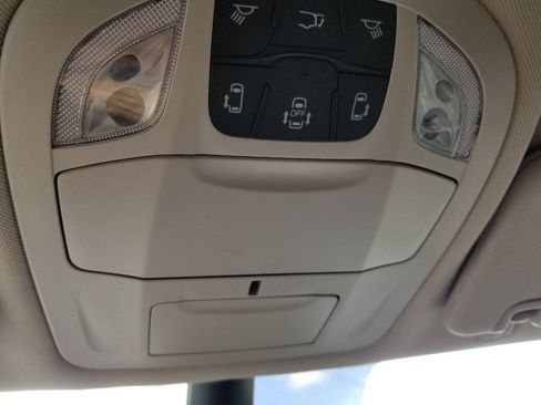 Used 2023 Chrysler Pacifica Touring-L AWD/4WD image 35