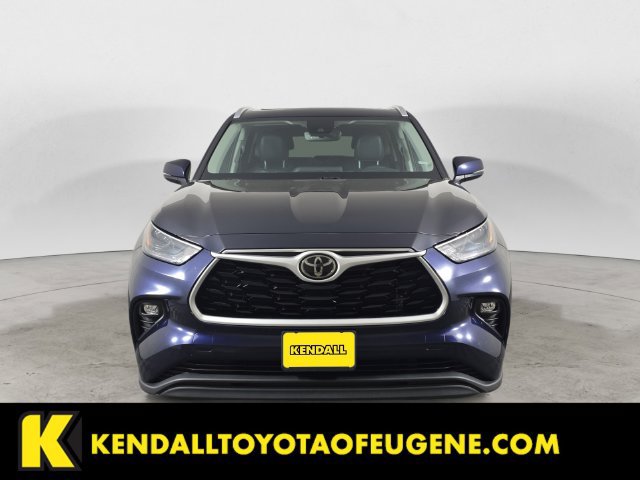 Used 2022 Toyota Highlander XLE AWD/4WD image 2
