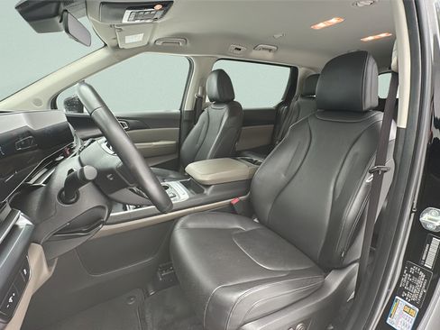 Used 2025 Kia Carnival FWD image 13