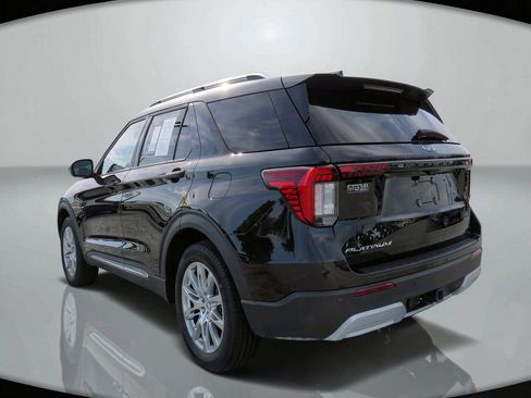 Used 2025 Ford Explorer Platinum RWD image 4