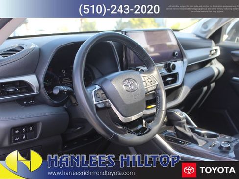 Certified 2024 Toyota Highlander Platinum AWD/4WD image 12