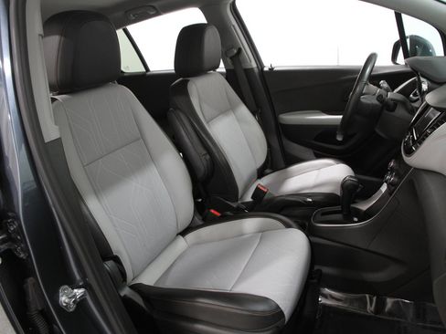 Certified 2022 Chevrolet Trax LT w/ LT Convenience Package image 14