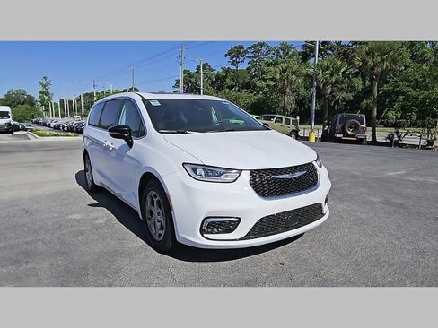 Used 2024 Chrysler Pacifica Limited FWD image 39