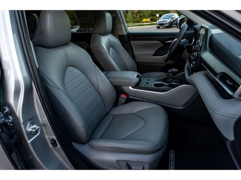 Used 2024 Toyota Highlander XLE image 17