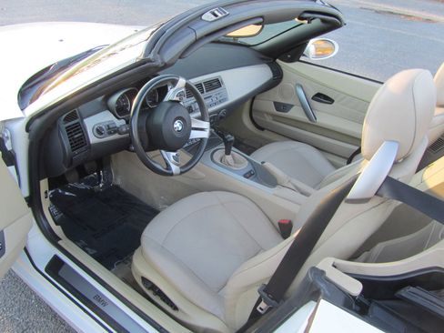 Used 2004 BMW Z4 2.5i image 18