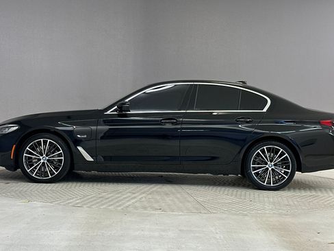 Used 2023 BMW 530e w/ Convenience Package RWD image 2