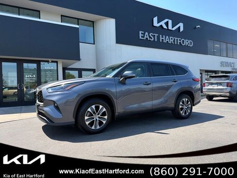 Used 2023 Toyota Highlander XLE AWD/4WD image 1