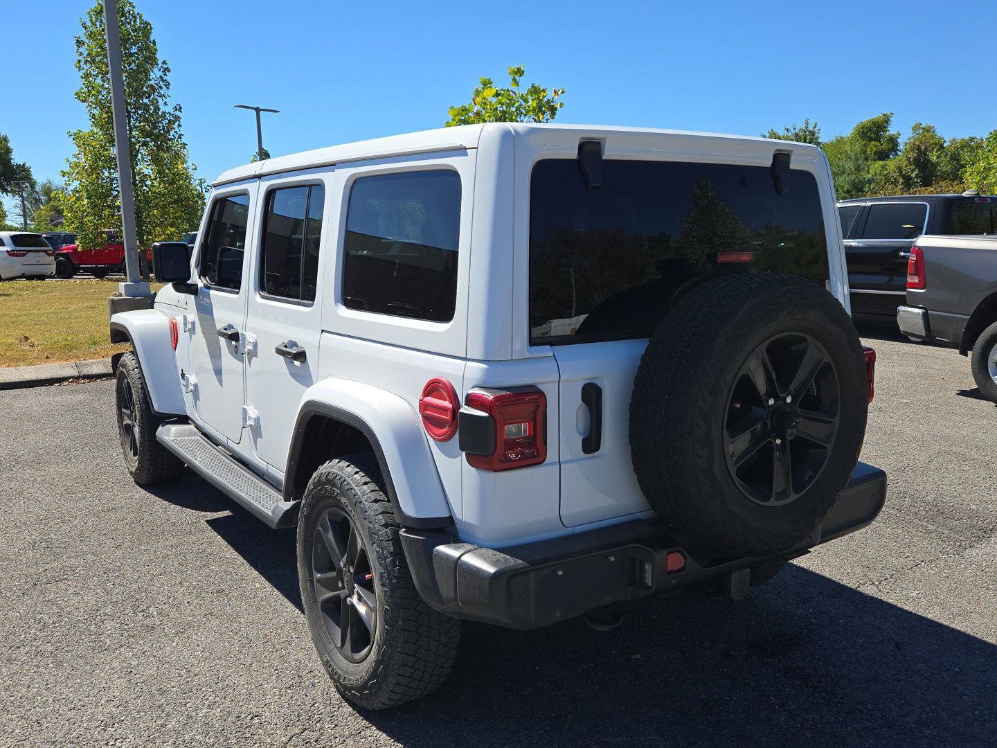 Used 2022 Jeep Wrangler Unlimited Sahara AWD/4WD image 5
