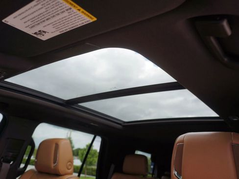 Used 2022 Cadillac Escalade Premium Luxury image 38