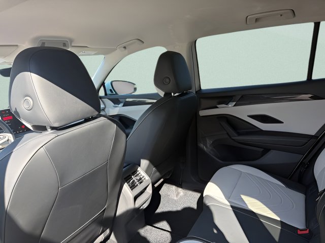 Certified 2025 Volkswagen Tiguan SE FWD image 7