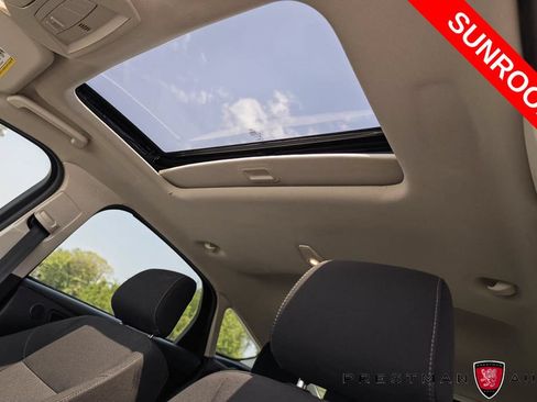 Used 2018 Ford Focus SEL w/ Cold Weather Package FWD image 7