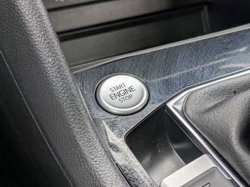 Certified 2025 Volkswagen Taos SE w/ Panoramic Sunroof Package image 40