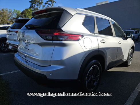 Used 2025 Nissan Rogue SV w/ SV Premium Package image 6