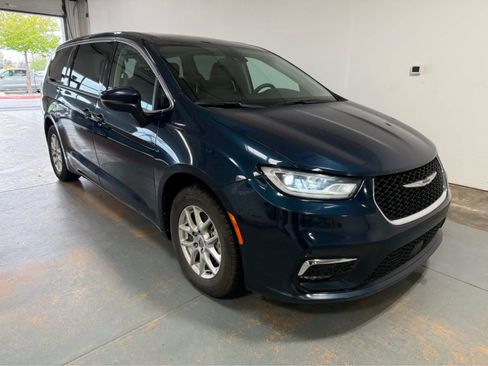 Used 2023 Chrysler Pacifica Touring-L FWD image 5