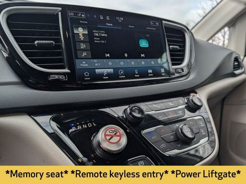 Used 2023 Chrysler Pacifica Touring-L image 5