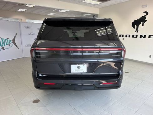 Used 2025 Lincoln Navigator Reserve AWD/4WD image 6