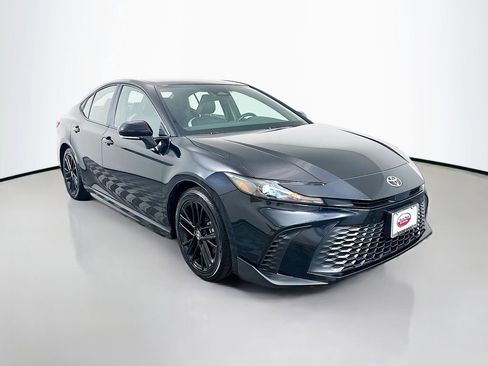 Used 2025 Toyota Camry SE FWD image 3