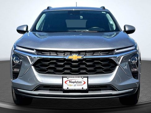 Used 2025 Chevrolet Trax LT FWD image 3