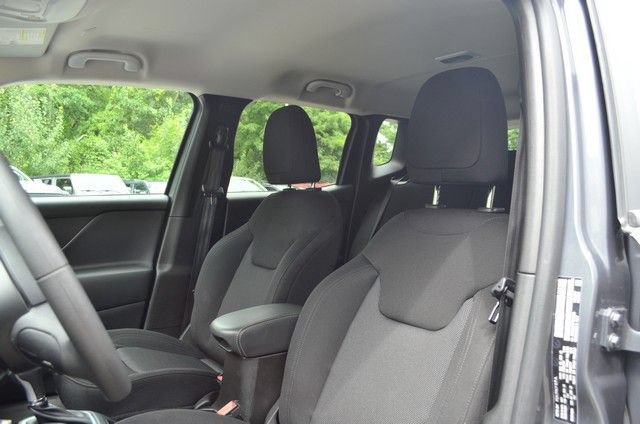 Used 2023 Jeep Renegade Latitude AWD/4WD image 18