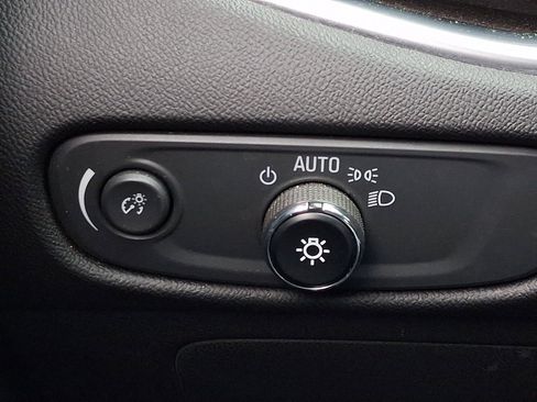 Used 2017 Chevrolet Malibu LT FWD image 24