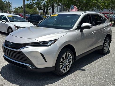 Certified 2023 Toyota Venza XLE AWD/4WD image 3
