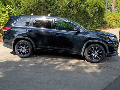 Used 2017 Toyota Highlander SE AWD/4WD image 3