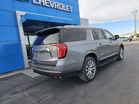 Used 2022 GMC Yukon XL Denali AWD/4WD image 3