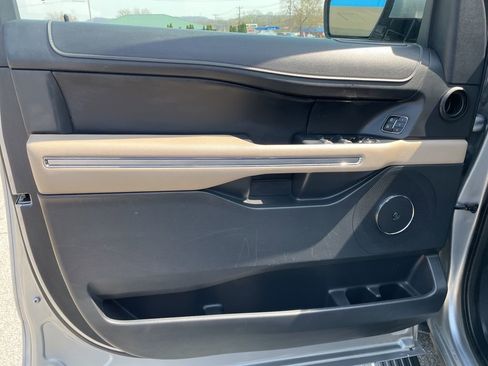 Used 2023 Ford Expedition Limited image 5