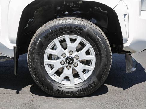 Certified 2024 Toyota Tacoma SR5 AWD/4WD image 12