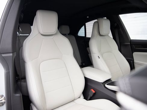 Certified 2025 Porsche Macan Electric image 28