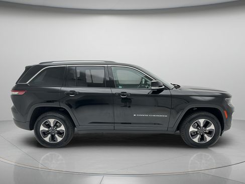 Used 2023 Jeep Grand Cherokee 4WD 4xe image 2
