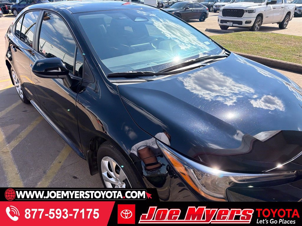 Used 2025 Toyota Corolla LE FWD image 1