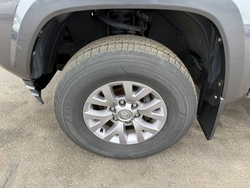 Used 2017 Toyota Tacoma SR5 w/ Tow Package image 4