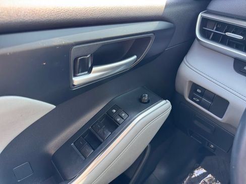 Used 2023 Toyota Highlander XLE AWD/4WD image 11