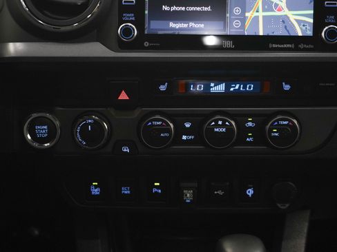 Used 2022 Toyota Tacoma TRD Off-Road w/ TRD Premium Off Road Package AWD/4WD image 19