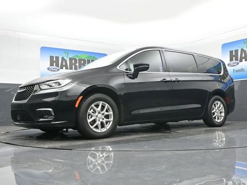 Used 2025 Chrysler Pacifica Select image 20