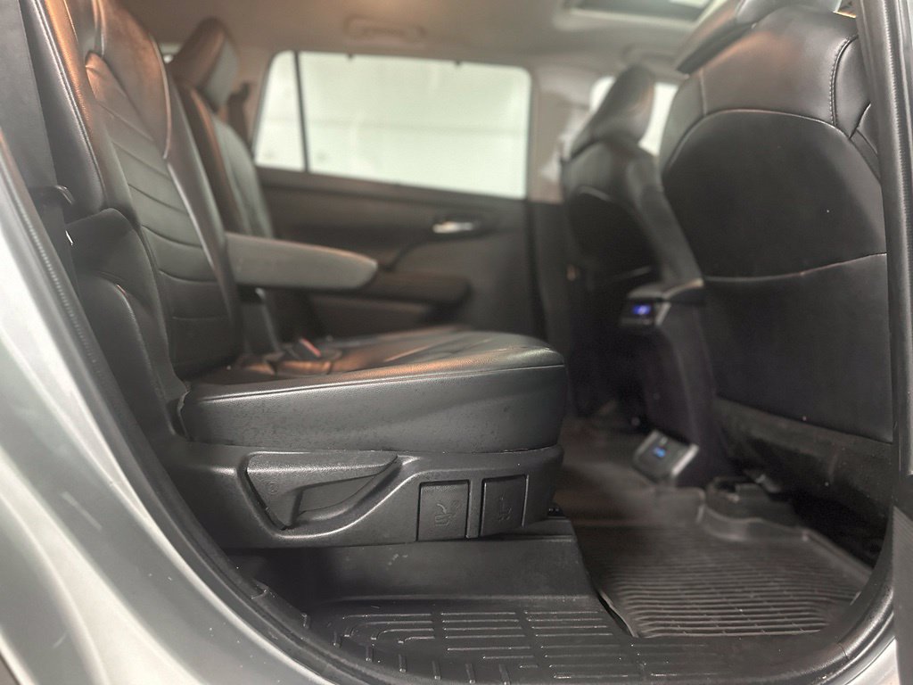 Used 2022 Toyota Highlander XLE FWD image 19