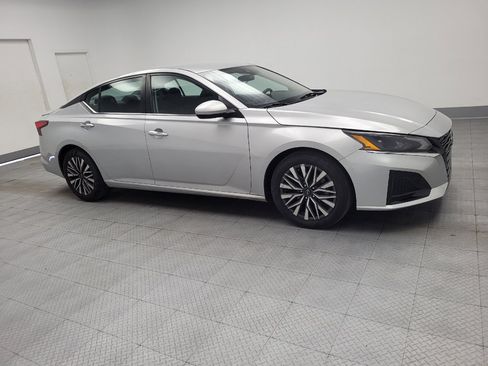 Used 2023 Nissan Altima 2.5 SV FWD image 11