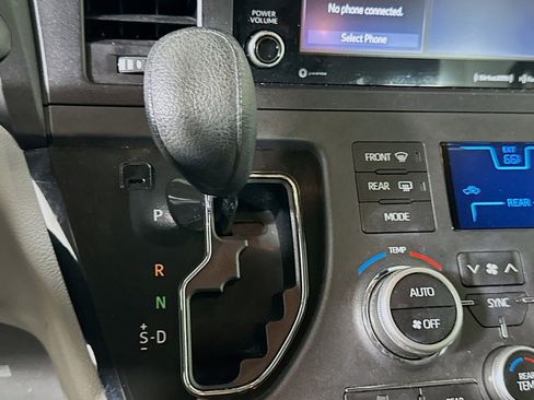 Used 2018 Toyota Sienna LE FWD image 24