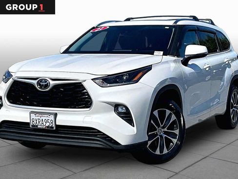 Used 2021 Toyota Highlander XLE AWD/4WD image 1