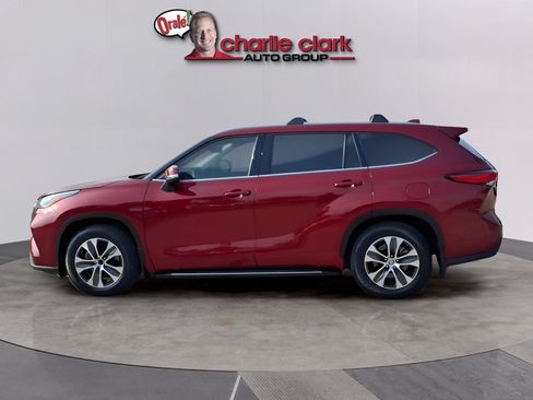 Used 2021 Toyota Highlander XLE FWD image 2
